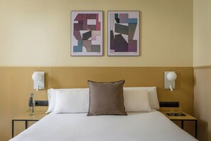 Desk, free cots/infant beds, free WiFi, bed sheets - BYPILLOW The Citadel (Madrid)