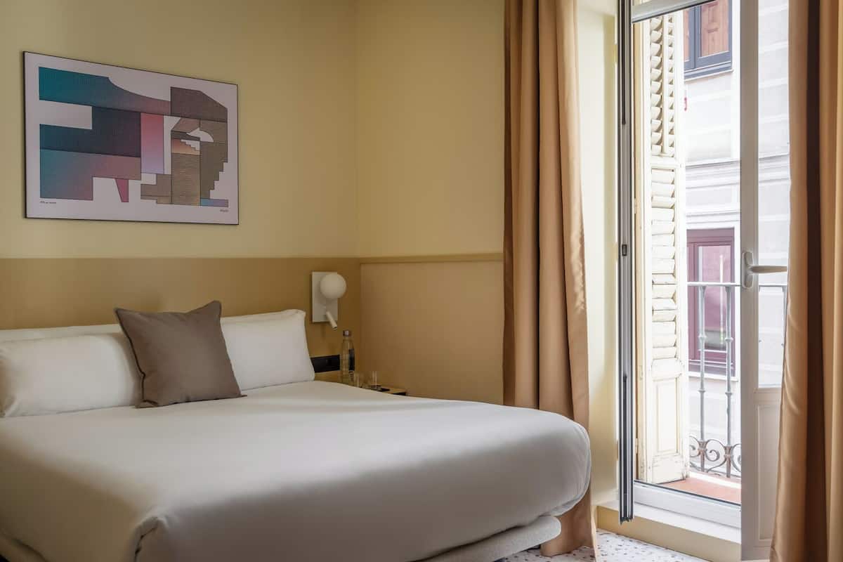 Habitació doble estàndard, 1 llit doble | Escriptori, bressols gratuïts, wifi gratuïta i roba de llit