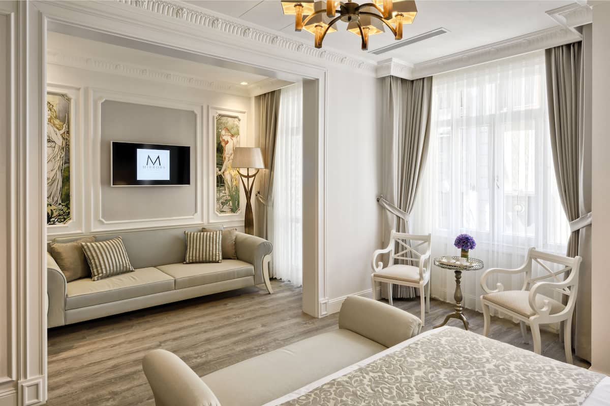 Suite | Luxe beddengoed, een minibar, een kluis op de kamer, een bureau