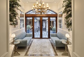 Lobby sitting area - Mirrors Hotel (Istanbul)