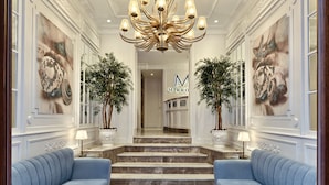 A grand entrance with marble steps, a chandelier, and two sofas. - Mirrors Hotel Istanbul Taksim City Center (Istanbul)