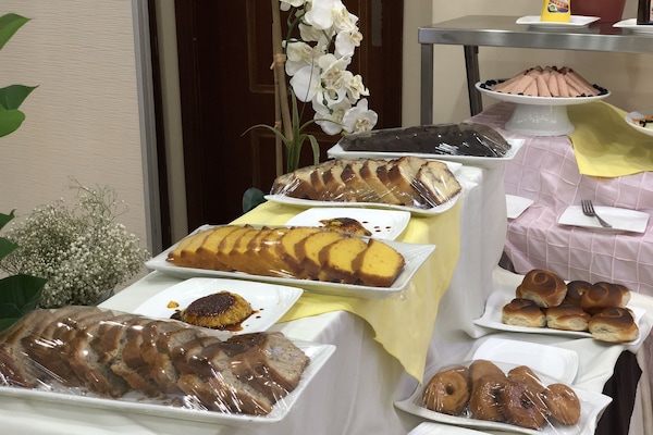 Café da manhã com buffet grátis todos os dias