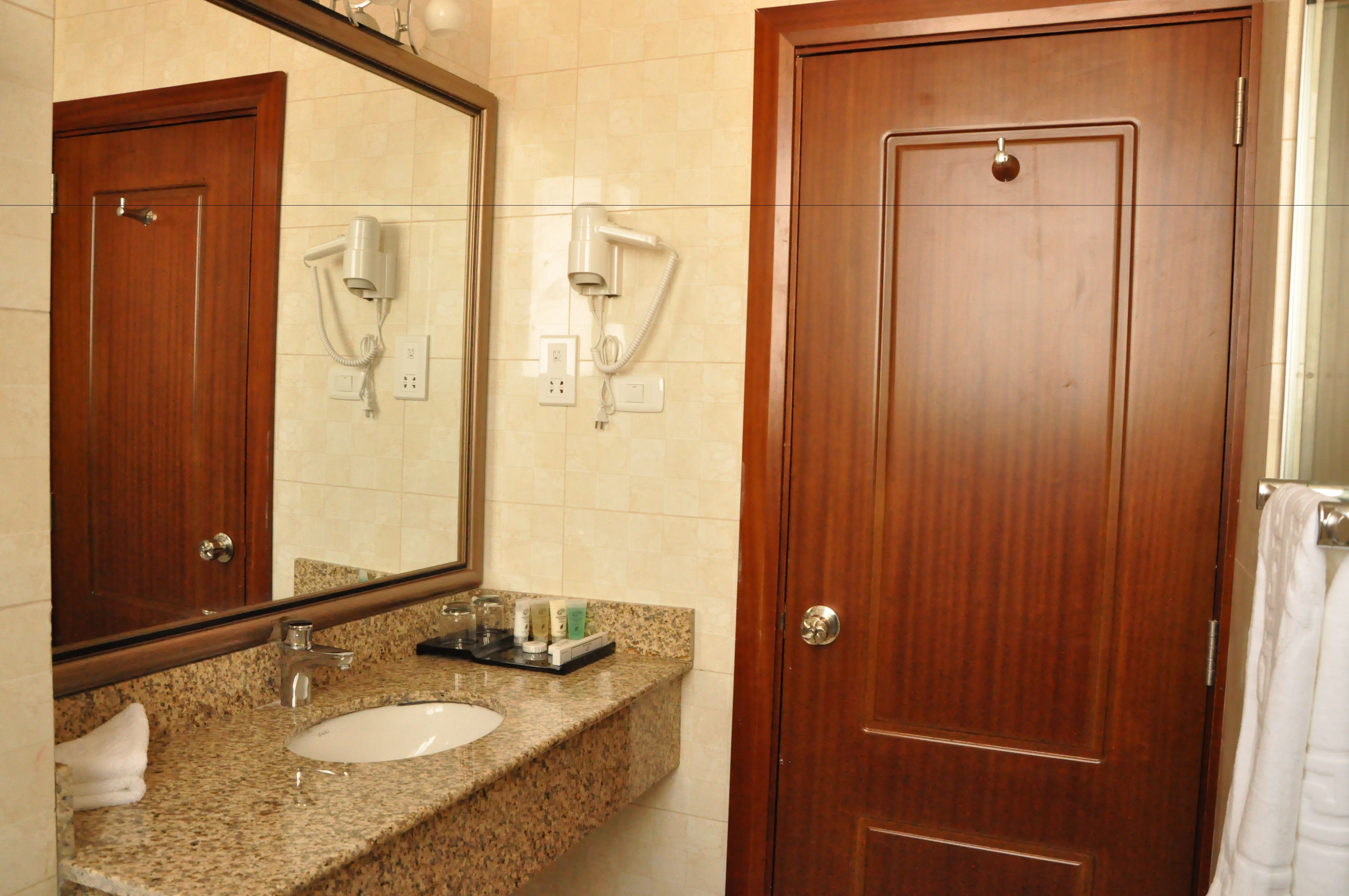 deluxe room, 1 king bed, balcony, mountain view | bathroom | combined shower/bathtub, deep-soaking bathtub, rainfall showerhead