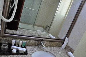 Combined shower/tub, deep soaking tub, rainfall showerhead