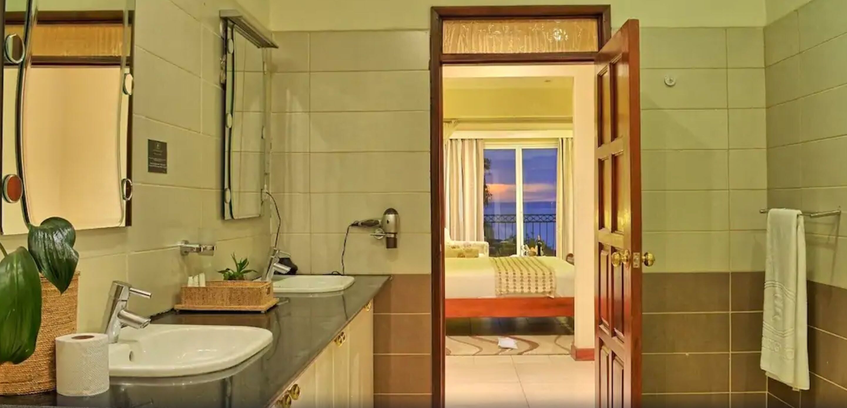 panoramic double room, 1 king bed, lake view, executive level | bathroom | free toiletries, hair dryer, bidet, towels