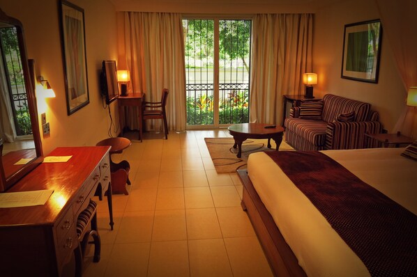 Deluxe Double Room, 1 King Bed, Garden View, Executive Level | Living area | LCD TV