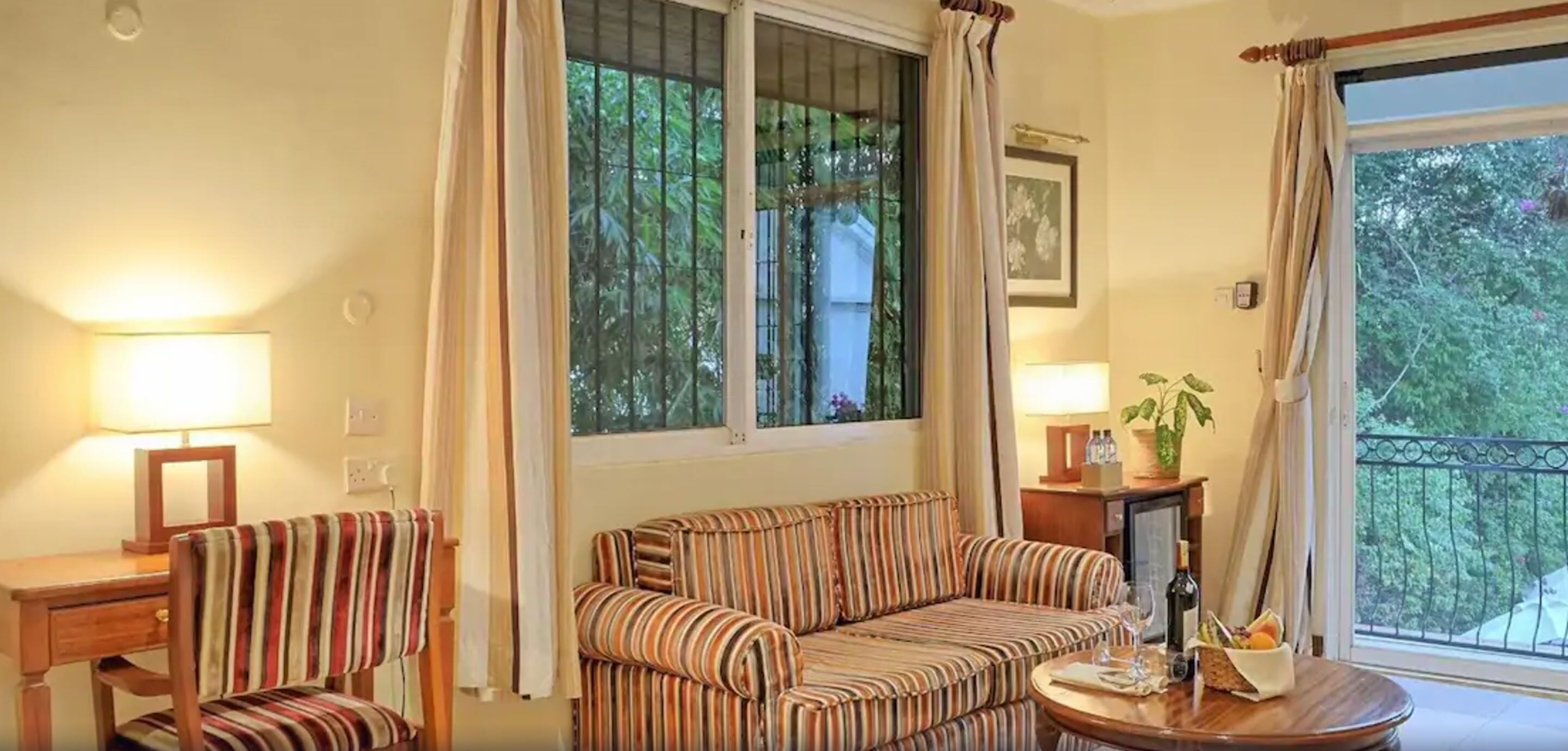 deluxe double room, 1 king bed, garden view, executive level | living area | lcd tv