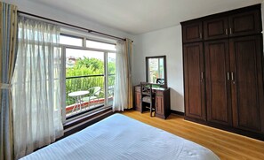 Deluxe Double Room, 1 Bedroom, Smoking, City View