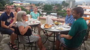 Family dining - Sagarmatha Apartment Bed & Breakfast (Lalitpur)