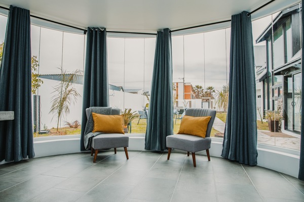 Minibar, caja de seguridad en la habitación y escritorio