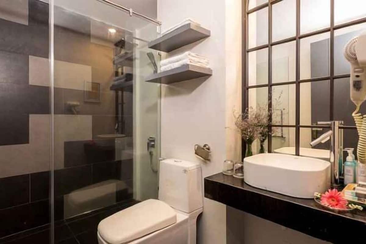 Badezimmer | Dusche, kostenlose Toilettenartikel, Haartrockner, Hausschuhe
