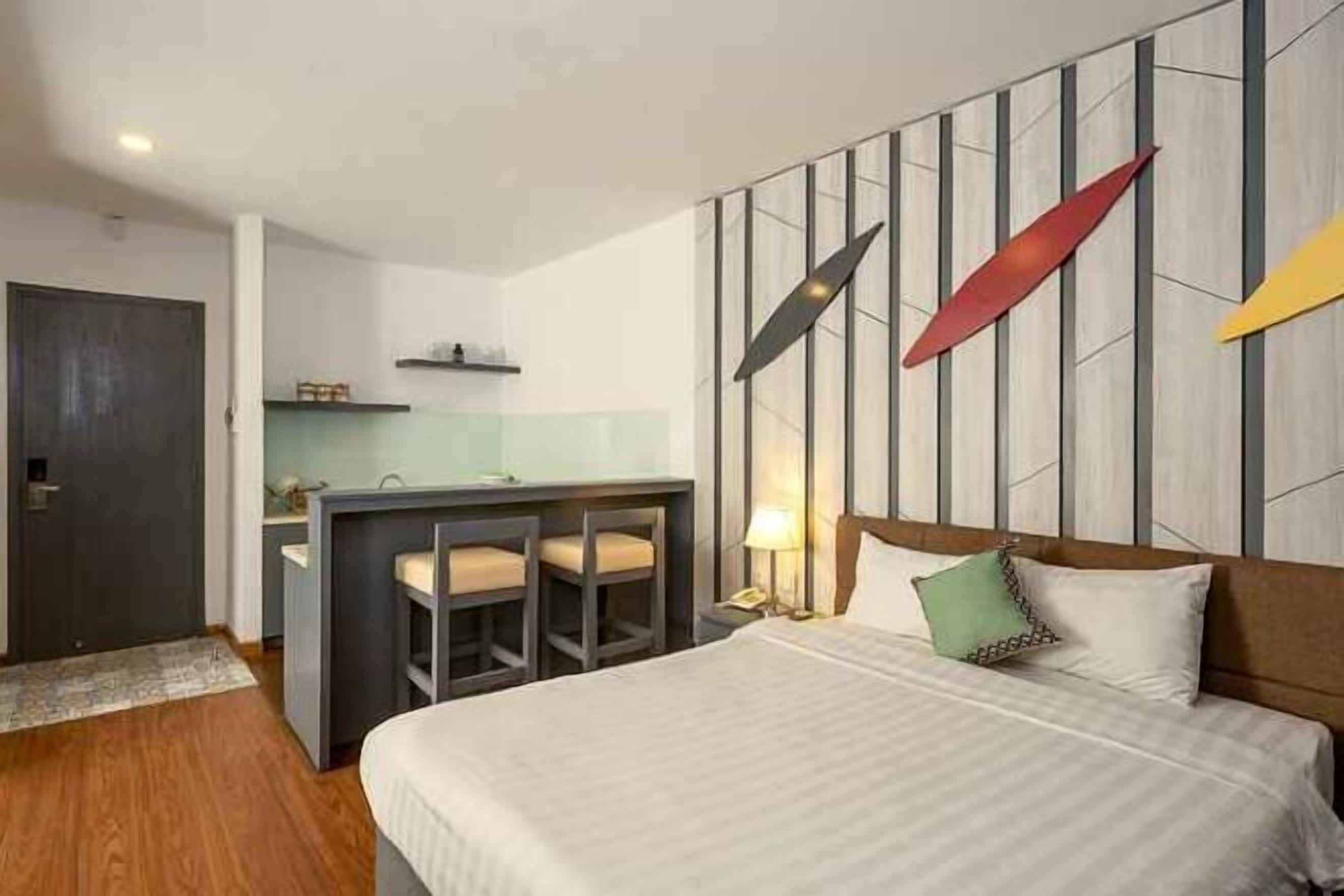 Sengetøy av topp kvalitet, dundyner, minibar og safe på rommet