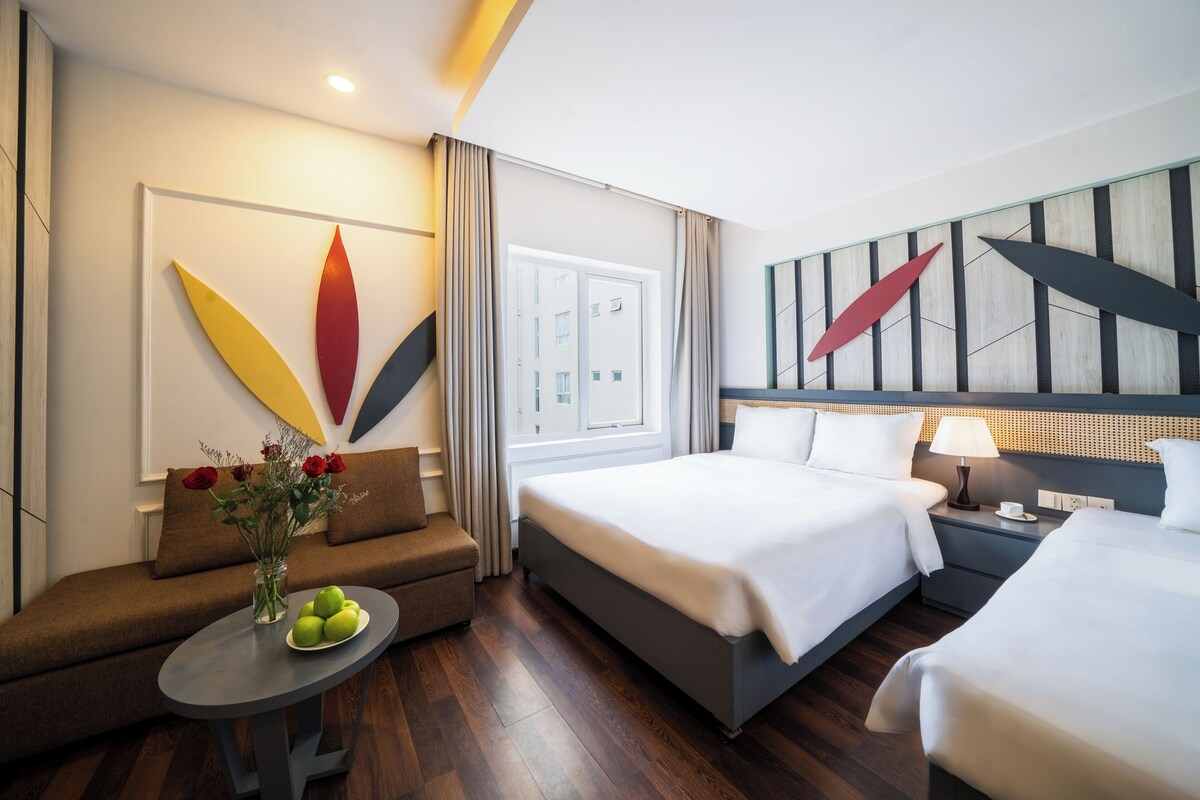 Le Premier | Premium bedding, down duvets, minibar, in-room safe