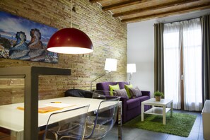 48-inch flat-screen TV with digital channels, TV - Weflating MACBA (Barcelona)