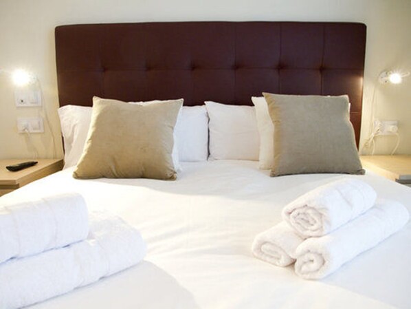 Roupas de cama premium, cofres nos quartos, individualmente mobiliados