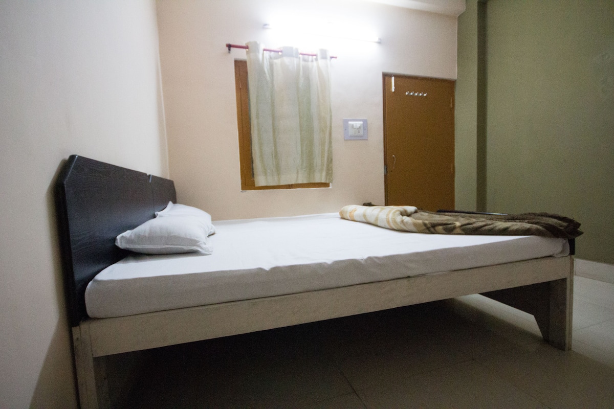Standard Room, Smoking (AC Room) | Peralatan tempat tidur premium, meja, Wi-fi percuma