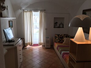 Estudi bàsic, 1 llit doble i sofà llit | Planxa i posts de planxar, bressols, wifi gratuïta i roba de llit