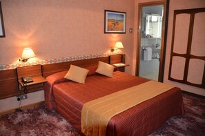 Shower, free toiletries, hair dryer, bidet - Hotel Milano (Trieste)