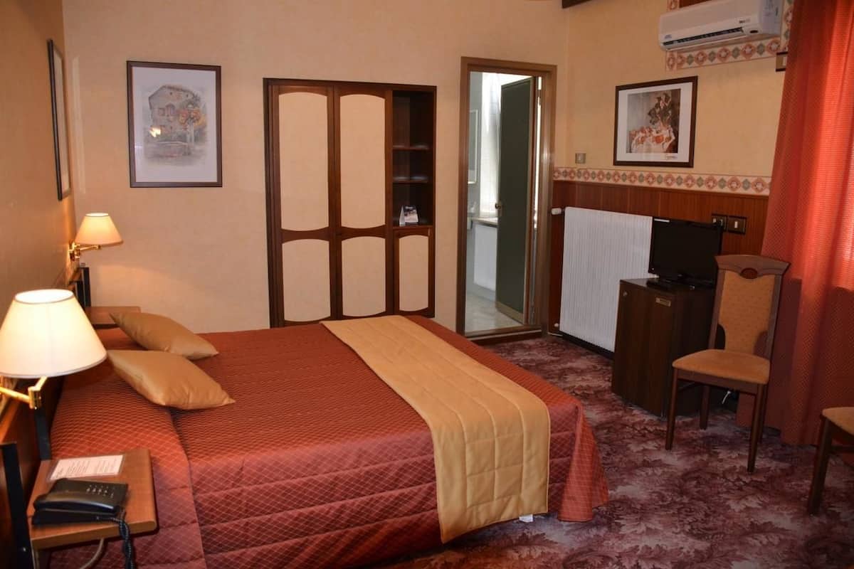 Minibar, in-room safe, desk, WiFi (free)