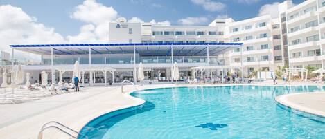 Piscina externa, guarda-sóis, espreguiçadeiras