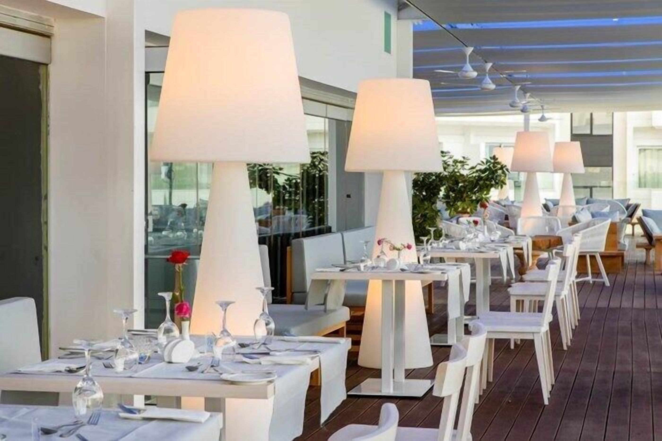 Frühstück, Mittagessen, internationale Küche, Blick auf den Pool 