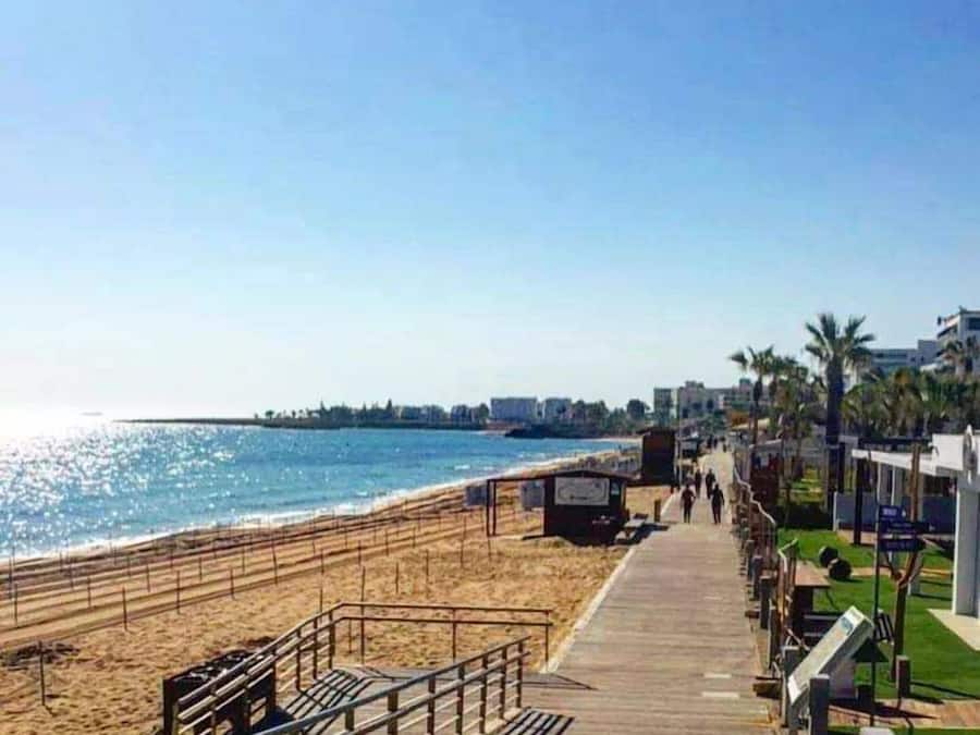 Sillas reclinables de playa, sombrillas