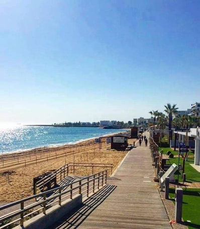 Espreguiçadeiras, guarda-sóis . Odessa Beach Hotel