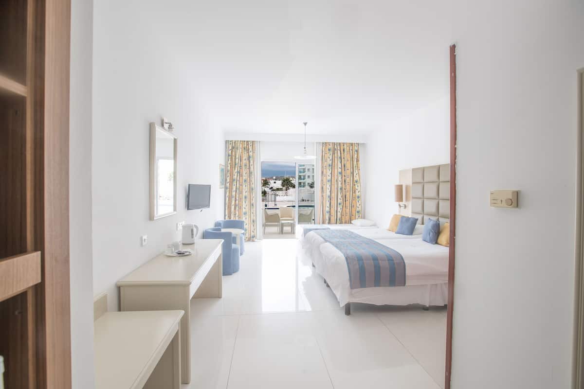 Family Room, 1 Bedroom, Balcony | Soundproofing, iron/ironing board, free cots/infant beds, bed sheets