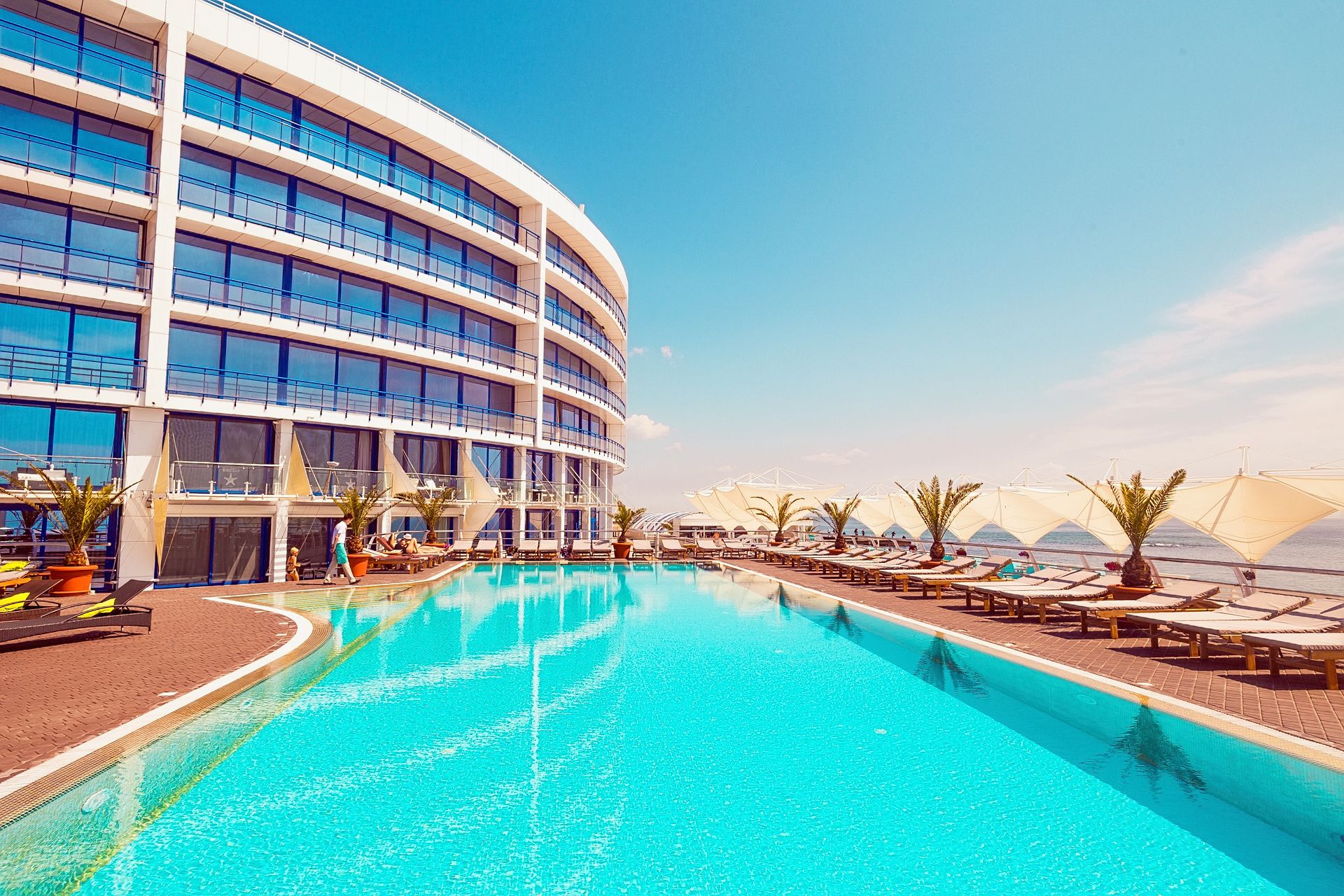 3 albercas al aire libre, sombrillas en la alberca y camastros 