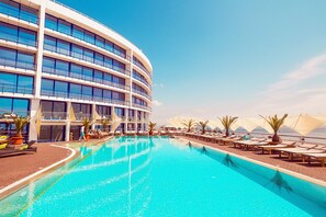 3 piscines extérieures, parasols de plage, chaises longues