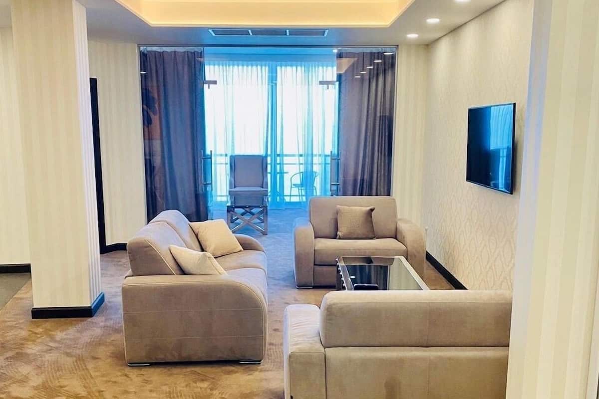 Presidential Suite | Hypo-allergenic bedding available, minibar, in-room safe, desk