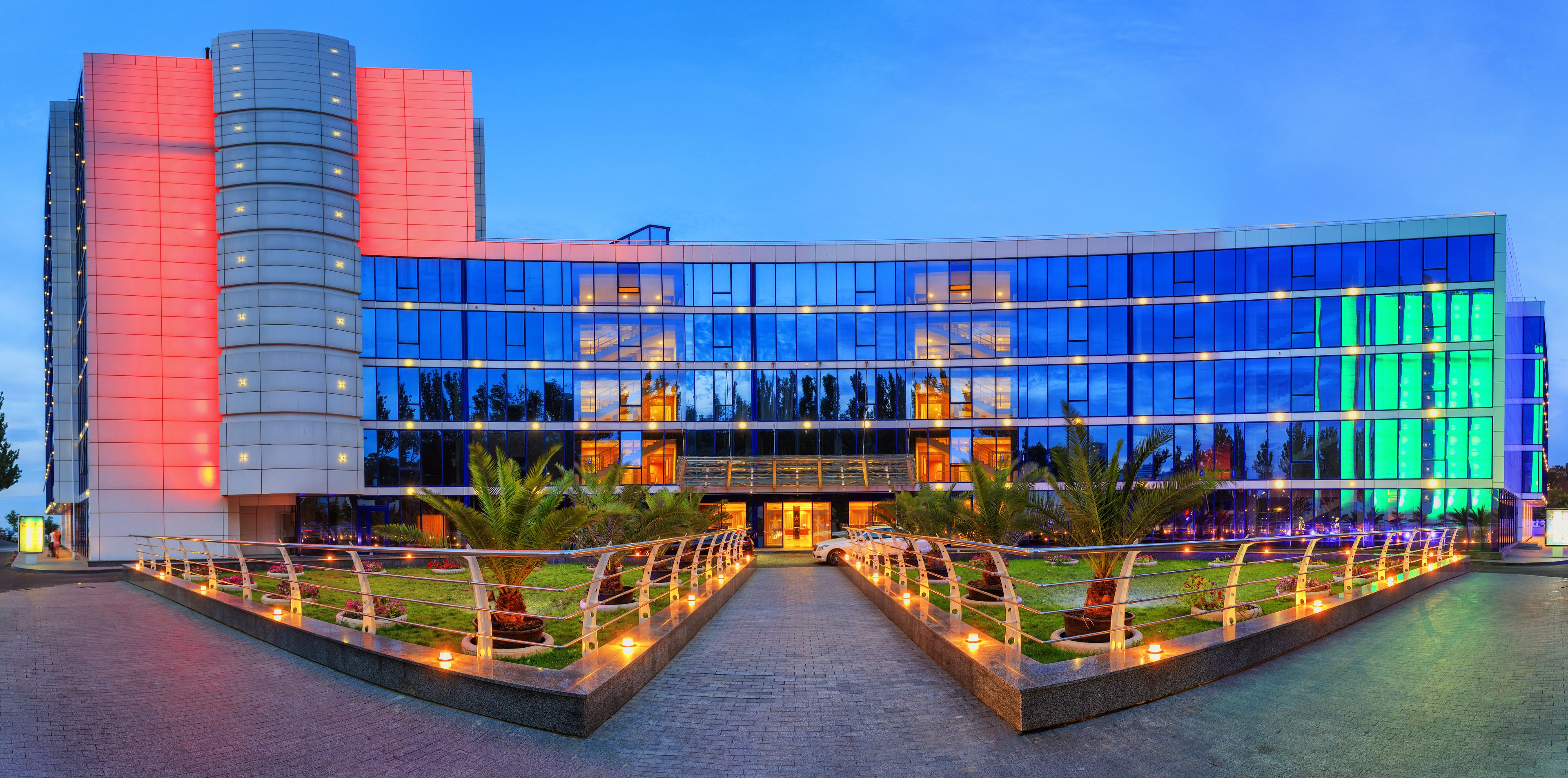 Vista frontal de la propiedad por la tarde o noche