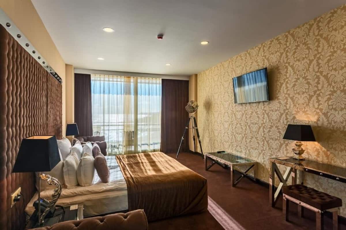 Deluxe Room, Balcony, Sea View | Hypo-allergenic bedding available, minibar, in-room safe, desk