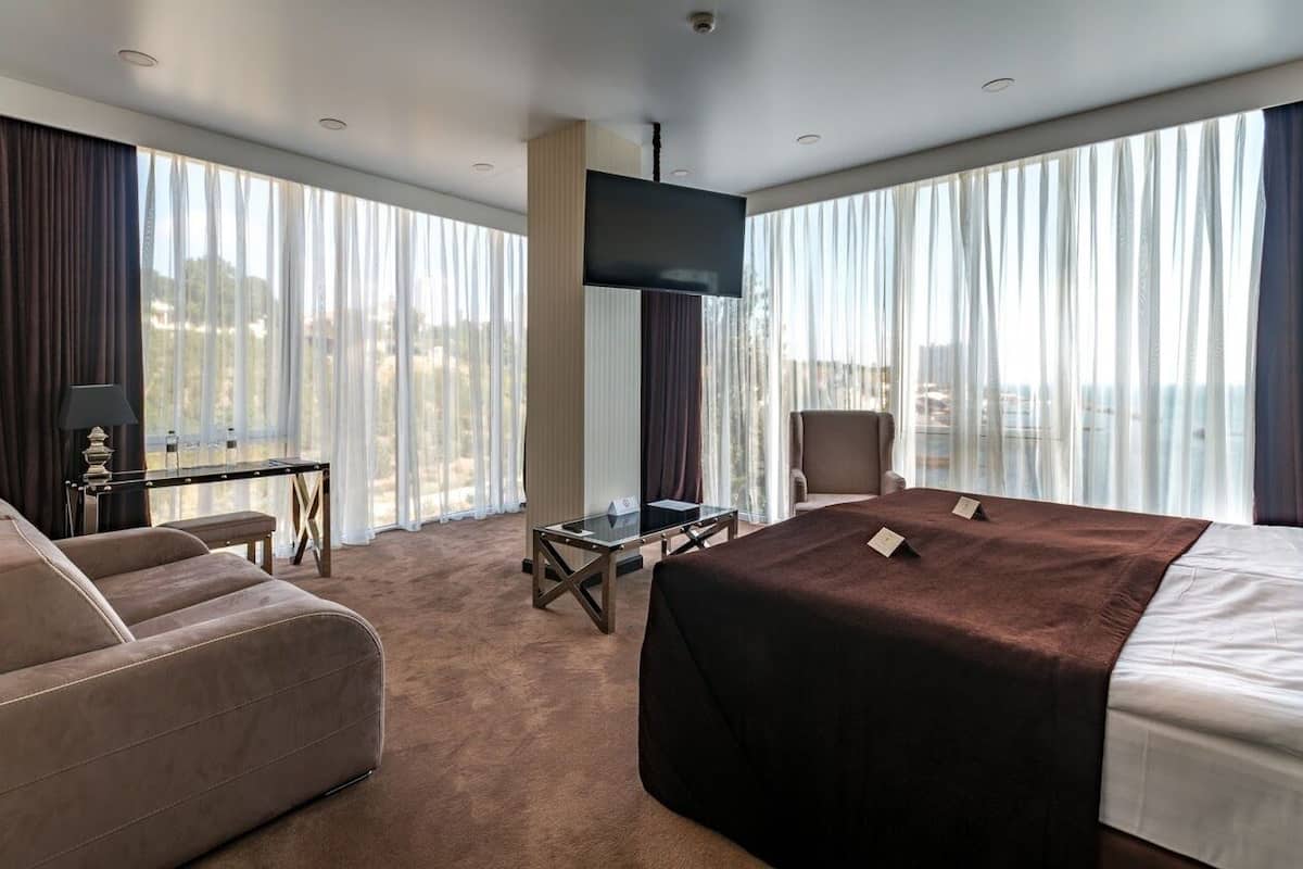 Standard Double or Twin Room, Sea View | Hypo-allergenic bedding available, minibar, in-room safe, desk