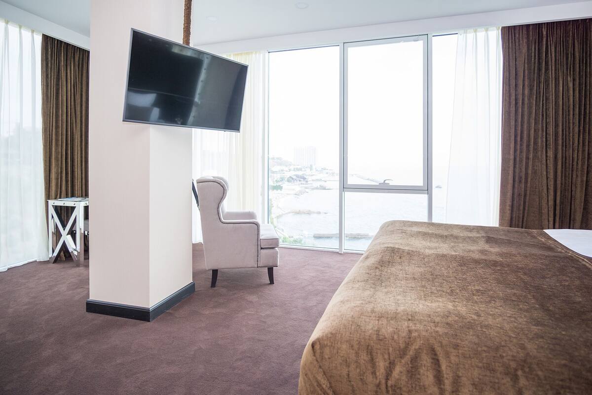 Deluxe Double or Twin Room, Sea View | Hypo-allergenic bedding available, minibar, in-room safe, desk