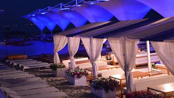 Poolside bar