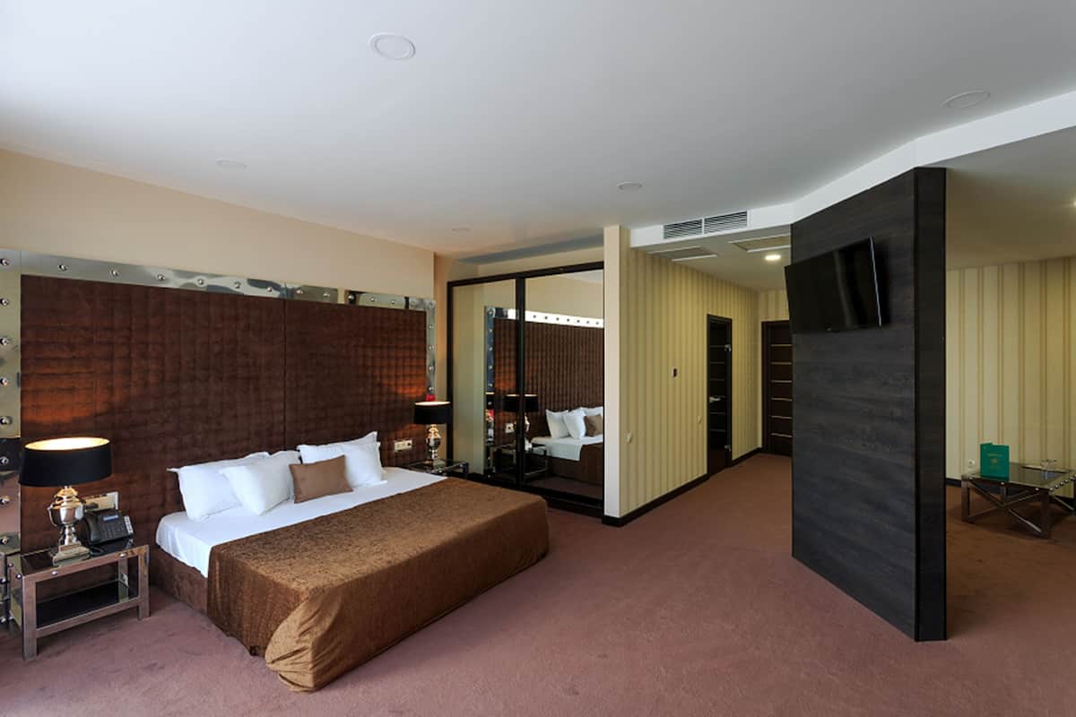 Superior Double or Twin Room | Hypo-allergenic bedding available, minibar, in-room safe, desk