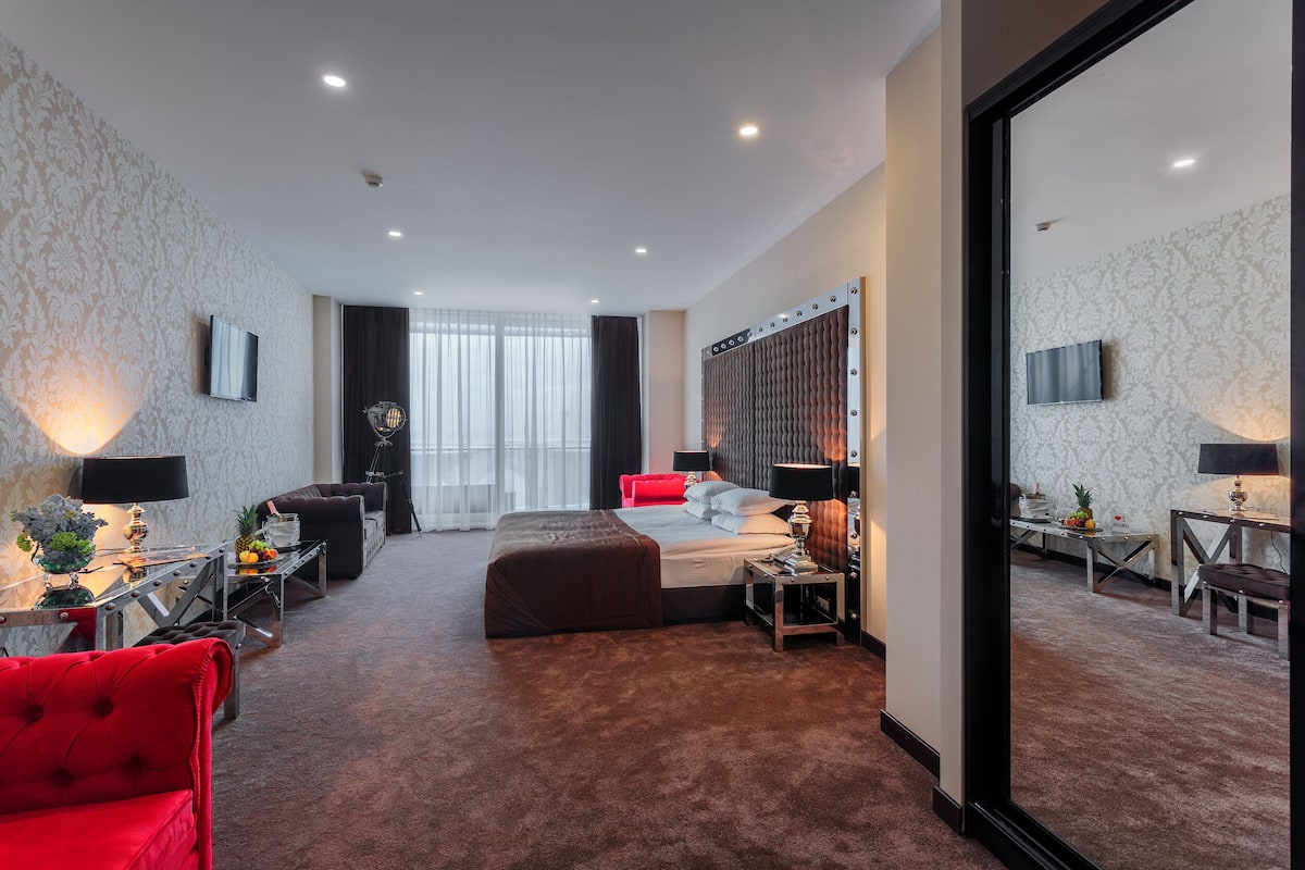 Standard Room, Balcony, Sea View | Hypo-allergenic bedding available, minibar, in-room safe, desk