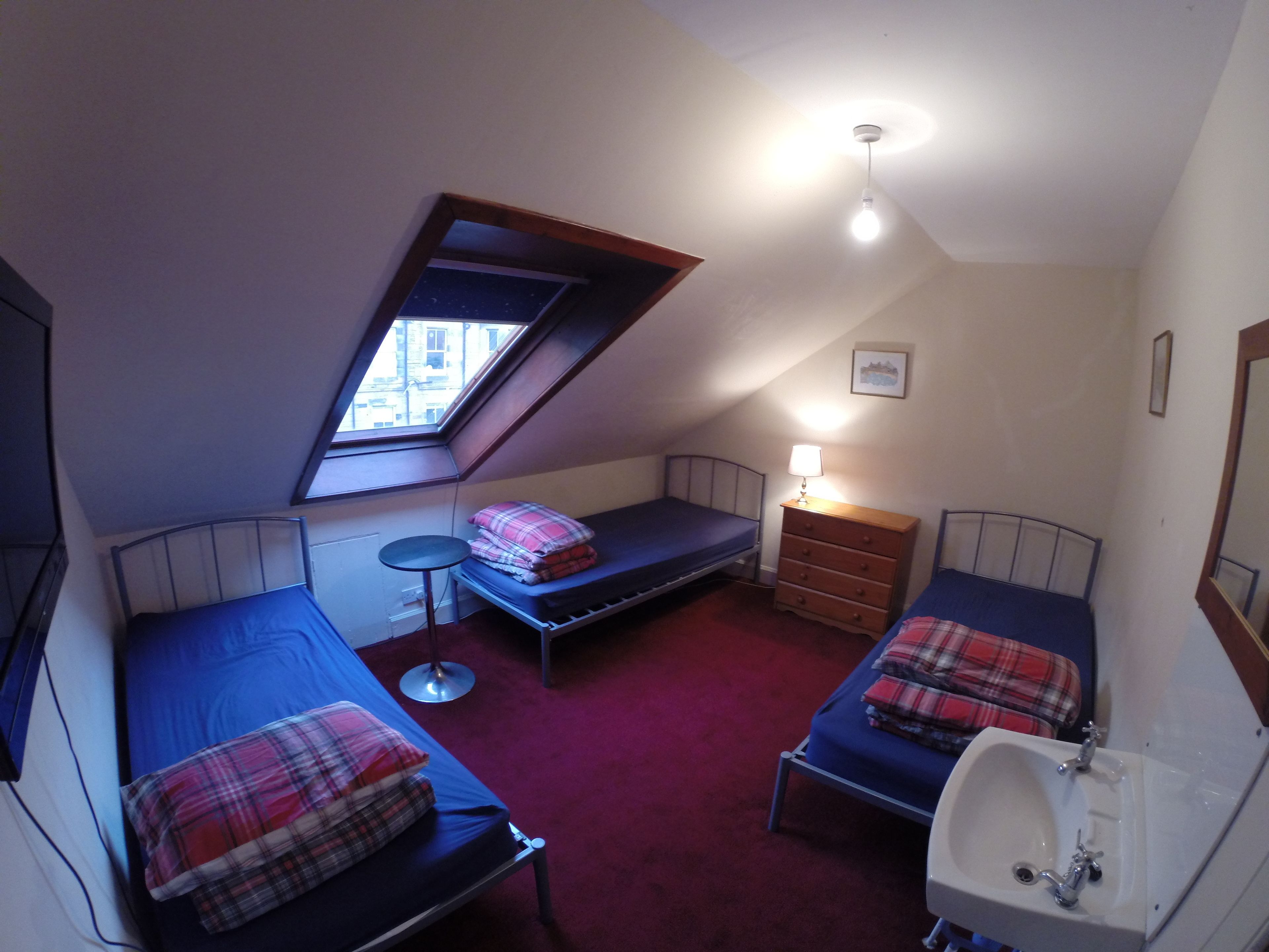 Chambre triple | Coffre-fort, accès au Wi-Fi (inclus), ameublement unique