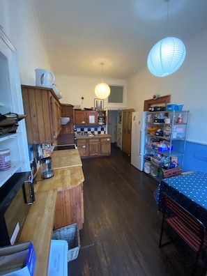 Een kluis op de kamer, individueel gemeubileerd, gratis wifi, beddengoed