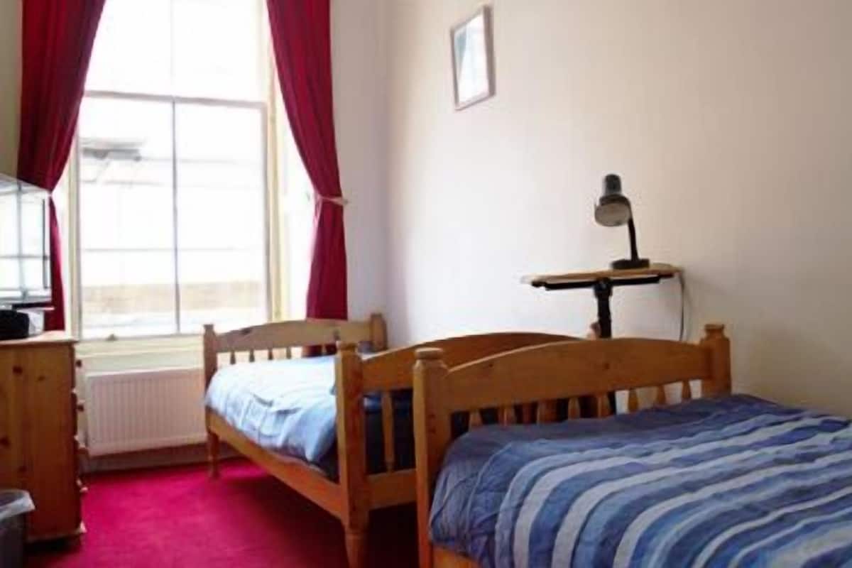 Twin kamer | Een kluis op de kamer, individueel gemeubileerd, extra bedden
