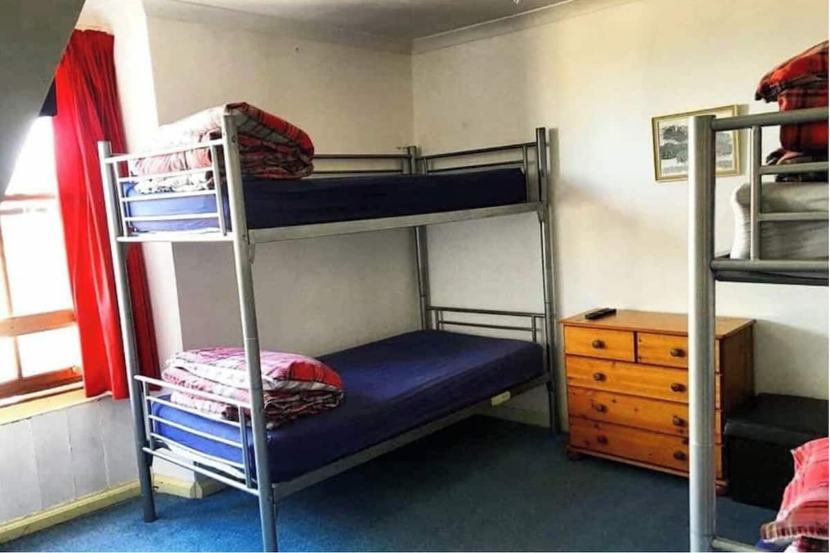 Eenvoudige slaapzaal | Een kluis op de kamer, individueel gemeubileerd, extra bedden