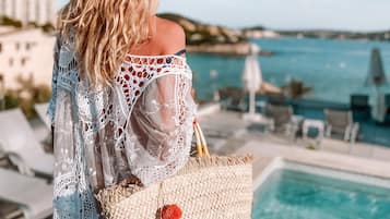 En sÀsongsöppen utomhuspool, parasoller och solstolar