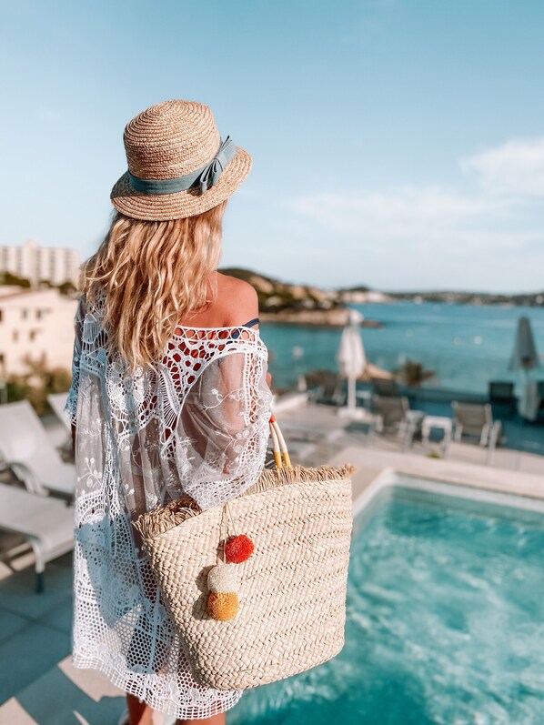 Seasonal outdoor pool, open 9:00 AM to 9:00 PM, pool umbrellas - Paguera Treff Boutique Hotel (Calvia)