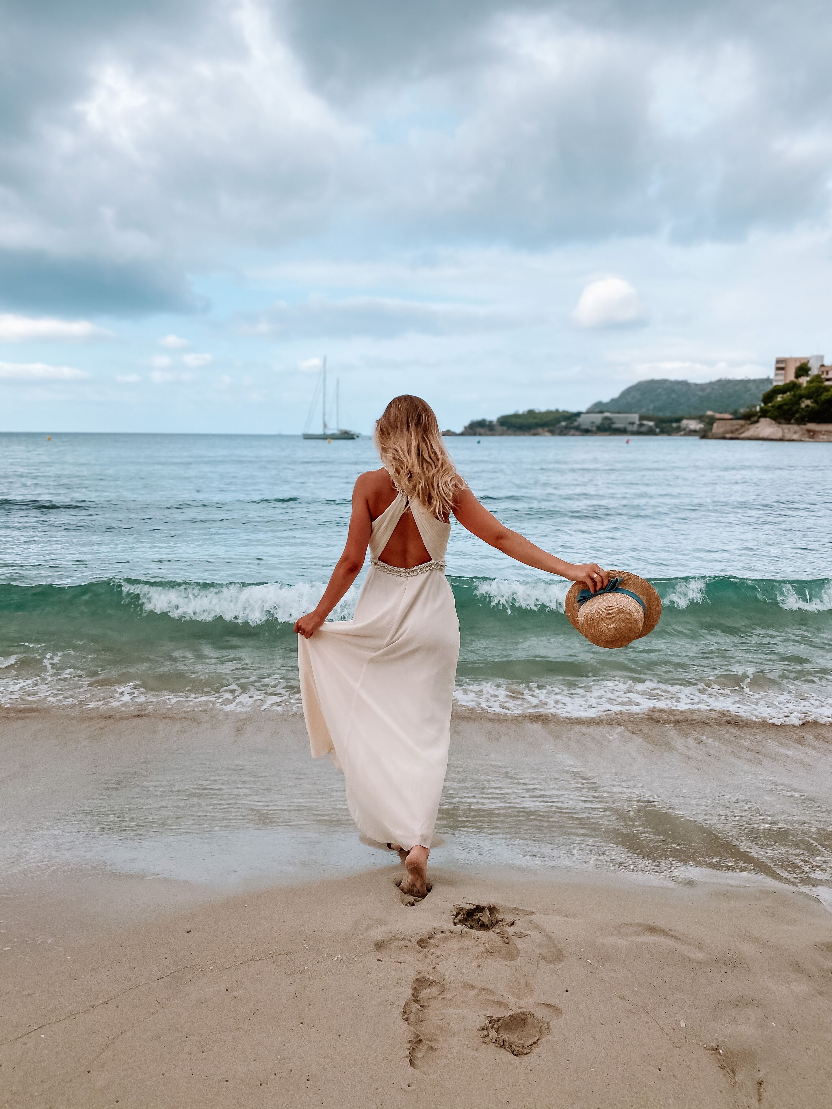 Una playa cerca, arena blanca