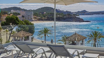 Piscine extérieure (ouverte en saison), parasols de plage