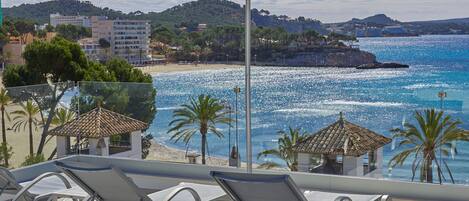 Sæsonbestemt udendørs pool, åben fra kl. 09.00 til kl. 21.00, parasoller