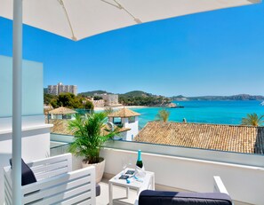 Premium bedding, down duvets, memory-foam beds, in-room safe - Paguera Treff Boutique Hotel (Calvia)