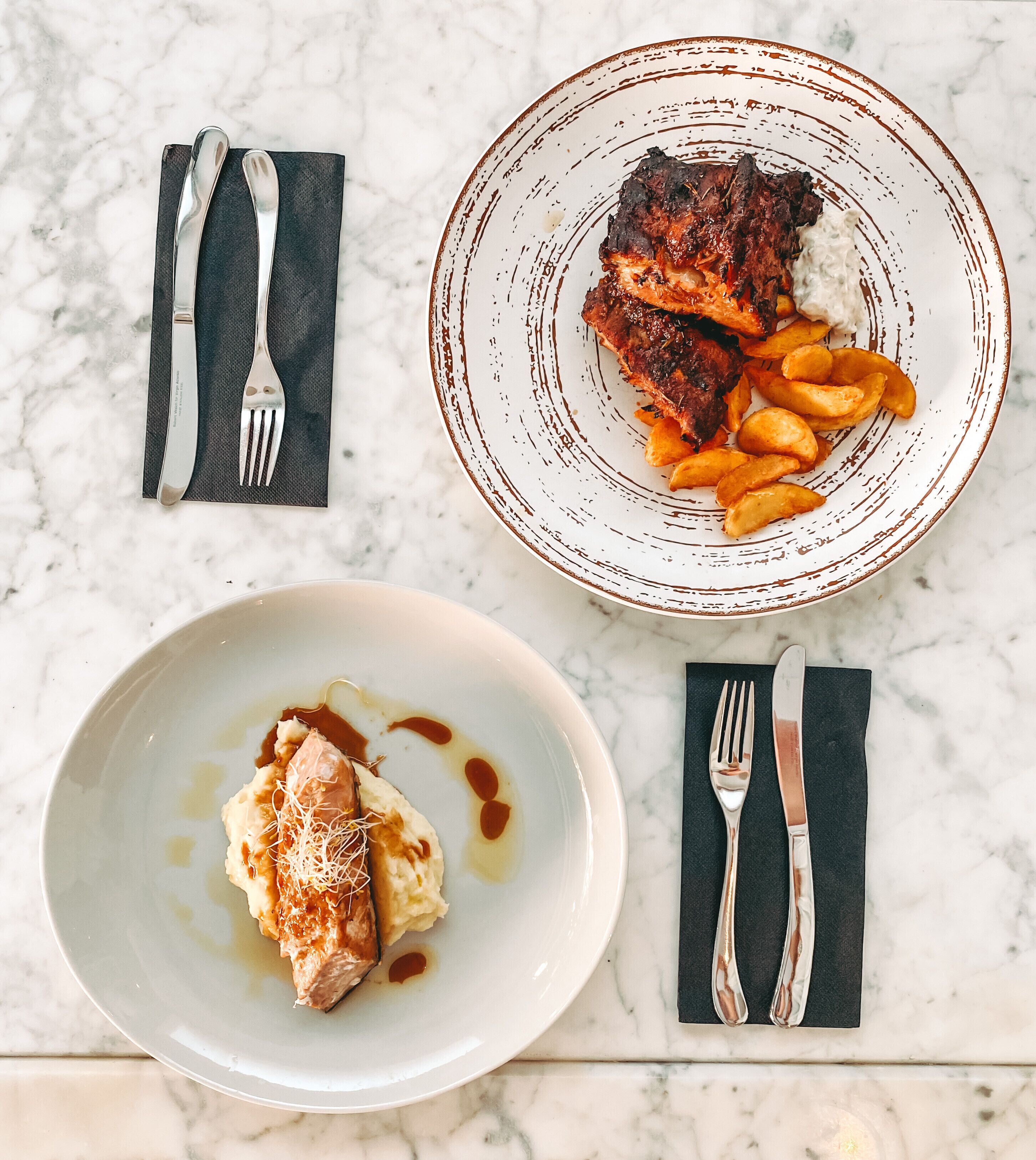 breakfast, lunch served; international cuisine, al fresco dining