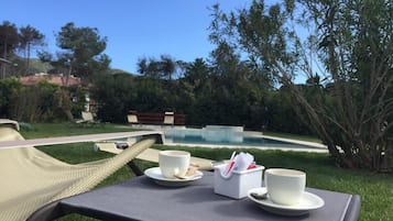 Piscina all'aperto, lettini